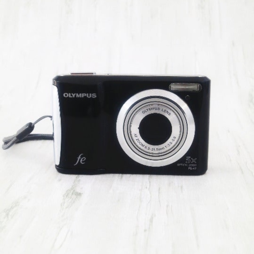 Olympus FE-47 14 MP Digital Camera & Targus Case